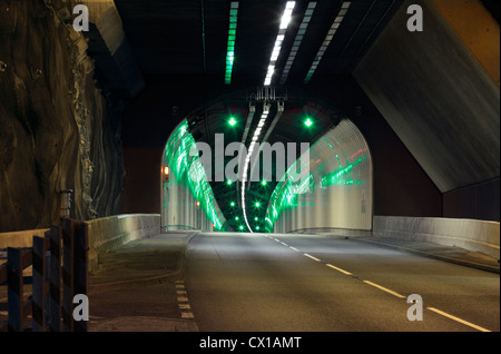 Einer der Pen-y-Clip Straßentunnel auf der A55(T)-Straße zwischen Penmaenmawr und Llanfairfechan, Nordwales. Stockfoto