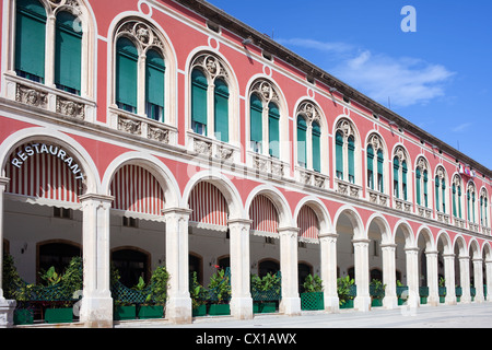 Aufbauend auf der Republikplatz rote Fassade in der Stadt Split, Kroatien, Dalmatien Region. Stockfoto