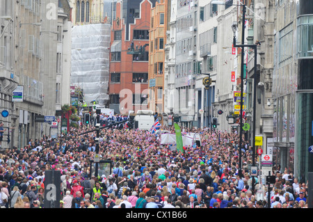 Menschenmassen auf die Athleten Parade feiert Team GB und Paralympics GBS Erfolg in London 2012 Stockfoto