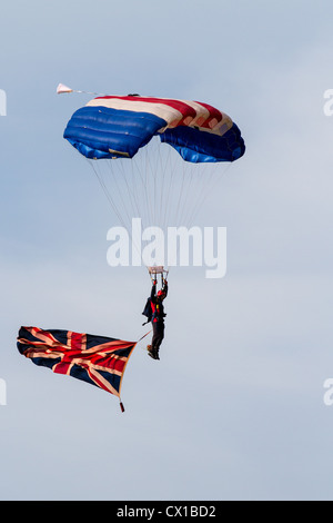 RAF Fallschirm anzeigen Team tragen die Anschluß-Markierungsfahne an der Bristol International Balloon Fiesta 2012 Stockfoto