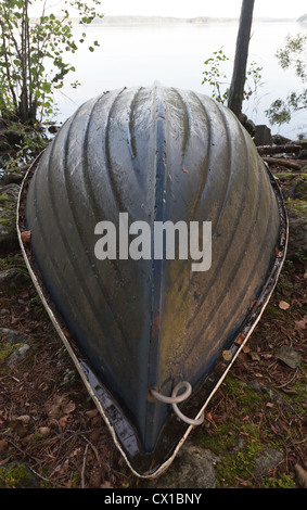 Altes Ruderboot invertiert an der Küste der See im Wald Stockfoto