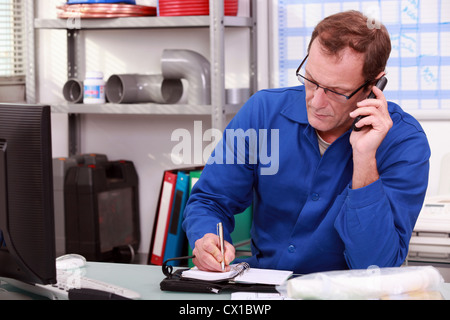 Klempner im Büro Stockfoto