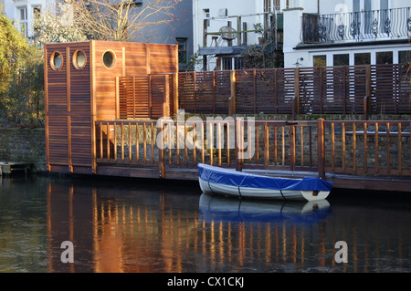 Kleines Boot auf eisbedeckten Regent es Canal in London, England Stockfoto