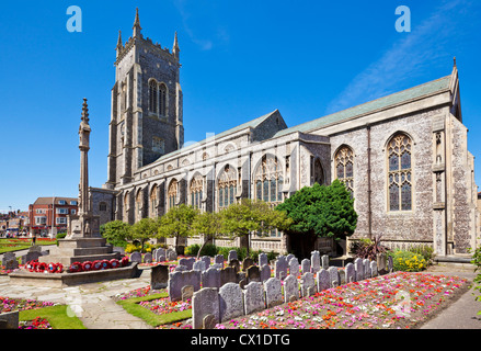 Pfarrkirche St. Martin Cromer und Friedhof mit Grabsteinen Norfolk East Anglia England UK GB EU Europa Stockfoto