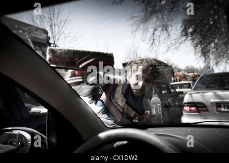 Zweihundert Seelen in einer Handvoll Hütten umgeben von Kunststoff, Blech und Müll. Sie sind Zigeuner. Stockfoto