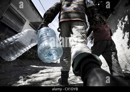 Zweihundert Seelen in einer Handvoll Hütten umgeben von Kunststoff, Blech und Müll. Sie sind Zigeuner. Stockfoto