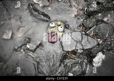 Zweihundert Seelen in einer Handvoll Hütten umgeben von Kunststoff, Blech und Müll. Sie sind Zigeuner. Stockfoto