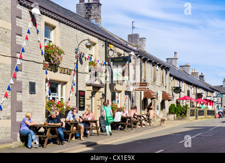 Bulls Head Pub und The Rose Cottage Cafe Castleton Dorfzentrum Peak District Derbyshire England uk gb EU-Europa Stockfoto