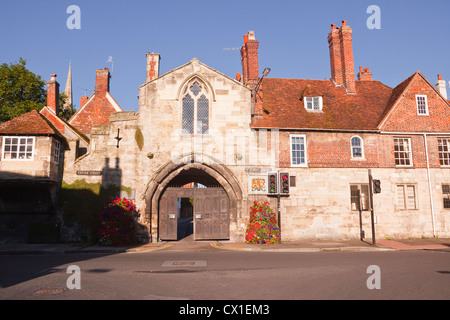 St. Ann's Gate in Salisbury, England. Ein Zimmer oberhalb St. Ann's Gate ist wo der Komponist Georg Friedrich Händel und schrieb. Stockfoto