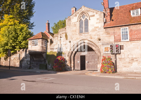 St. Ann's Gate in Salisbury, England. Ein Zimmer oberhalb St. Ann's Gate ist wo der Komponist Georg Friedrich Händel und schrieb. Stockfoto