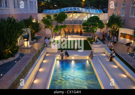 Skulptur Garten Innenhof des Hawaii State Arts Museum mit Pool-Skulptur von Doug Young. Stockfoto