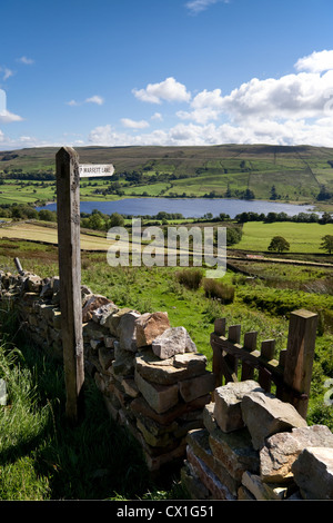 Wegweiser nach Marshett Lane und Semerwater, mit Herbstblick auf „Semer Water“ und Wensleydale, North Yorkshire Dales, Richmondshire, Großbritannien Stockfoto