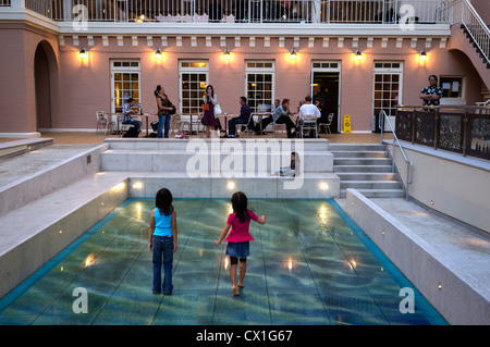 Skulptur Garten Innenhof des Hawaii State Arts Museum mit Pool-Skulptur von Doug Young. Stockfoto