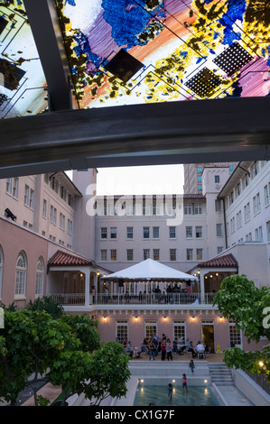 Skulptur Garten Innenhof des Hawaii State Arts Museum mit Pool-Skulptur von Doug Young. Stockfoto