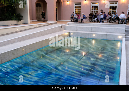 Skulptur Garten Innenhof des Hawaii State Arts Museum mit Pool-Skulptur von Doug Young. Stockfoto