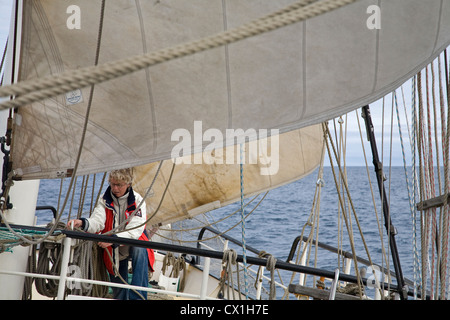 Umgang mit Seilen an Deck der Großsegler Seemann / Barkentine Antigua Segeln mit Touristen auf Svalbard, Spitzbergen, Norwegen Stockfoto