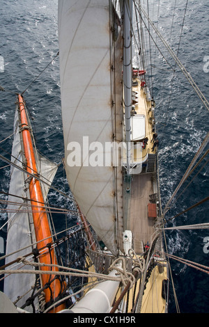 Vogelperspektive auf Segel, Rigg und Deck an Bord der Großsegler / Barkentine Antigua Segeln in Richtung Svalbard, Spitzbergen Stockfoto