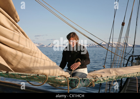 Umgang mit Segel auf dem Deck der Großsegler Seemann / Barkentine Antigua Segeln mit Touristen auf Svalbard, Spitzbergen, Norwegen Stockfoto