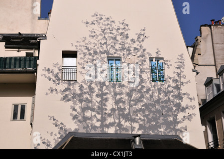 Paris, Frankreich. Trompe l ' oeil Windows und Baum Schatten in Place St-Michel Stockfoto