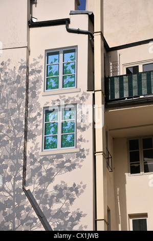 Paris, Frankreich. Trompe l ' oeil Windows und Baum Schatten in Place St-Michel Stockfoto