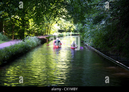 Kanuten auf dem Monmouthshire und Brecon Canal bei Llanfoist, nr Abergavenny, Monmouthshire, Wales, UK Stockfoto