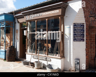 Nachbildung einer viktorianischen Ironmonger Shop in Preston Park Museum Stockton on Tees Stockfoto