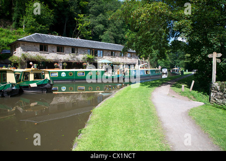 Schmale Boote auf Monmouthshire und Brecon Canal am Llanfoist Wharf in der Nähe von Abergavenny, Monmouthshire, UK Stockfoto