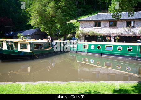 Schmale Boote auf Monmouthshire und Brecon Canal am Llanfoist Wharf in der Nähe von Abergavenny, Monmouthshire, UK Stockfoto