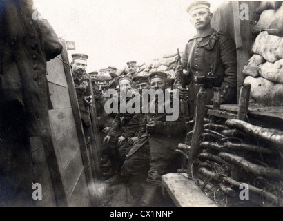Deutsche Soldaten in einem Schützengraben-System während des großen Krieges Stockfoto