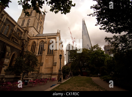 ein Blick auf die Scherbe ist ein Wolkenkratzer aus der Begründung der Southwark Cathedral London Bridge. Stockfoto