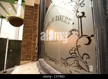 ein dekoratives Fenster der Welt Taverne Borough Market London Stockfoto