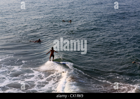 Lokalen Surfer hängen-Ten Punkt Pause Welle surfen, auf einem Longboard bei Batu Karas in West-Java. Stockfoto