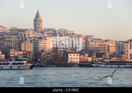 Blick auf den Galata-Turm von Eminönü, Istanbul Stockfoto