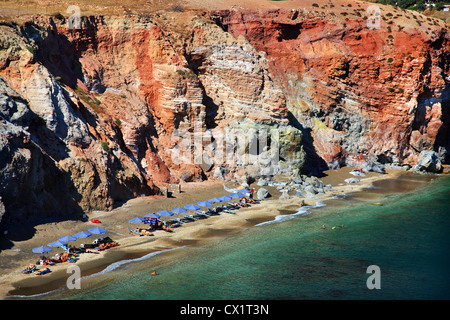 Die spektakulären, farbenfrohen Palei Strand auf der Insel Milos, Kykladen, Griechenland. Stockfoto