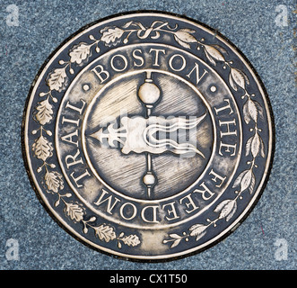 Freedom Trail Marker Intarsien in den Bürgersteig auf Tremont Street in der Nähe von Boston Common, Boston, Massachusetts, USA Stockfoto