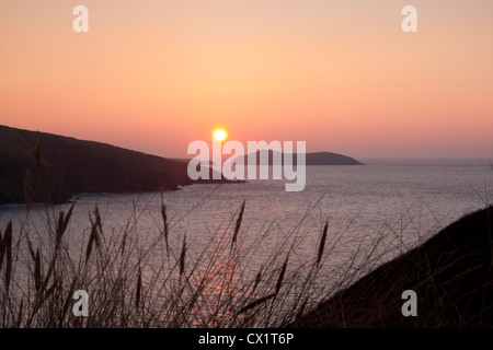 Strickjacke-Insel bei Sonnenuntergang von oben Mwnt Strand Ceredigion West Wales UK Stockfoto