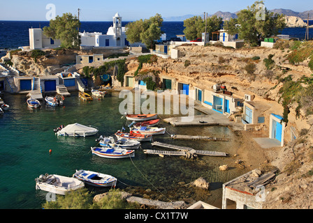 Mandrakia, eines der schönsten Dörfer am Meer mit "Syrmata" in Insel Milos, Griechenland Stockfoto