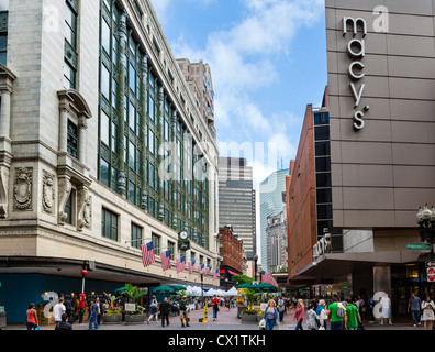 Geschäfte an der Washington Street blickte Summer Street in der City Center, Boston, Massachusetts, USA Stockfoto