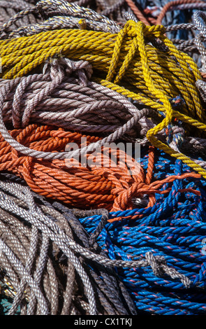 Gewickelte Seilen an einem Dock in Tenants Harbor, Maine. Stockfoto