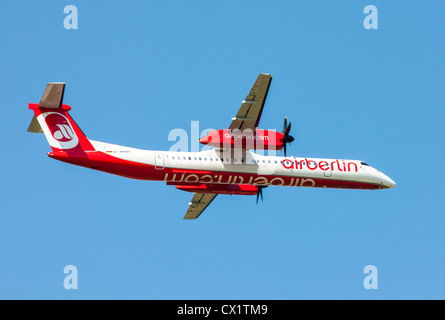 Passagierjet startendes vom Flughafen Düsseldorf International. Air Berlin, Bombardier DHC 8Q-400 Stockfoto