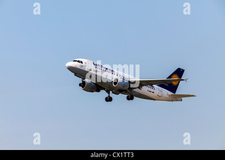Passagierjet Flugzeug nähert sich Düsseldorf International Airport. Lufthansa Airbus A319-100 Stockfoto