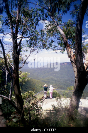 Paar 60er Jahre Blick auf Jamison Valley von Gordon fällt Lookout Blue Mountains National Park Leura NSW Australia Stockfoto