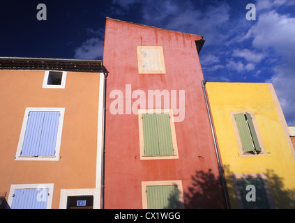 Bunt bemalten Häusern in Ocker Dorf Roussillon Luberon Vaucluse Provence Frankreich Stockfoto