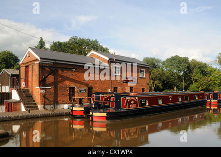 Eine der Grundlagen der Reisen Black Prince, Worcester und Birmingham Kanal bei Stoke Prior, Worcestershire, England Stockfoto