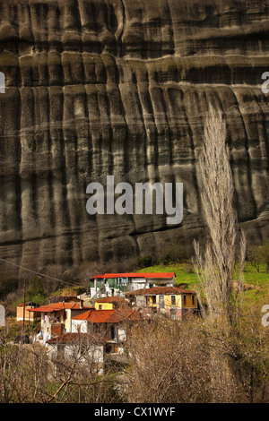 Teilansicht von Kastraki Dorf im "Schatten" der Felsen von Meteora.  Trikala, Griechenland Stockfoto