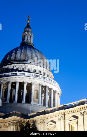 Kuppel der St. Pauls-Kathedrale in der Dämmerung / Nacht London England UK Stockfoto