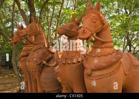 Injambalkkam Cholamandal Artist Village, Keramik Pferd Statuen, Chennai, Tamil Nadu, Elk201-4081-Indien Stockfoto