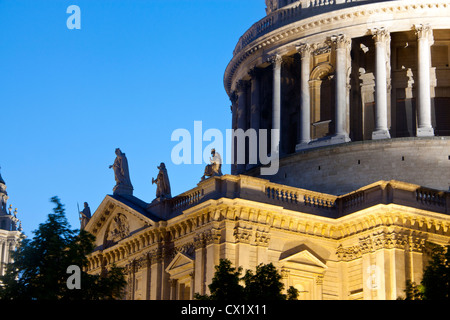 St. Pauls Cathedral in der Dämmerung / Nacht Nahaufnahme von Kuppel und Statuen auf dem Dach des südlichen Querschiffs City of London England UK Stockfoto