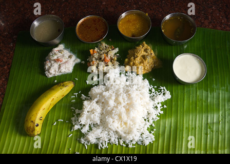 Elk201-4087 Indien, Tamil Nadu, Chennai, S India Thali Essen auf Bananenblatt serviert Stockfoto