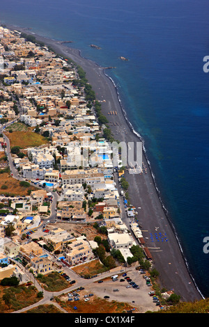 Panoramablick von Kamari Beach aus antiken Thira, Santorin, Kykladen, Griechenland. Stockfoto